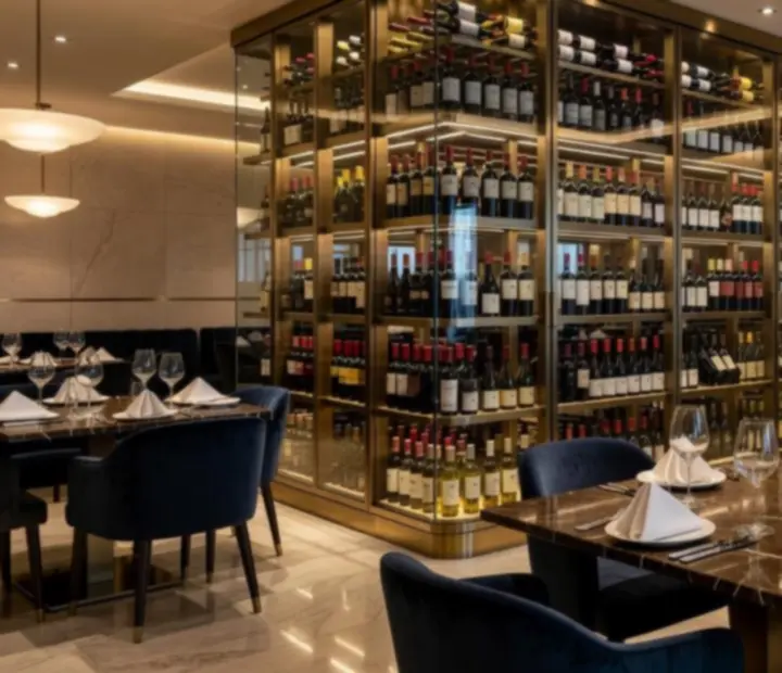Restoranski stolovi uz staklene vitrine s vinima